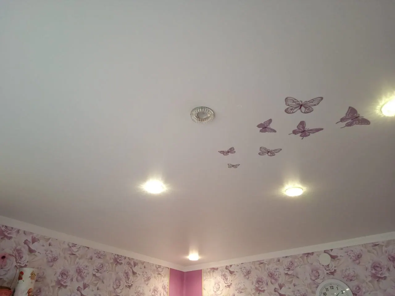 Натяжной потолок в детскую с точечными светильниками — Кисловодск, Красивая улица, 48а, фото 3