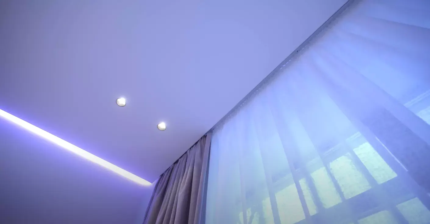 Натяжной потолок с подсветкой и светильниками — Кисловодск, улица Марцинкевича, 63а, фото 3